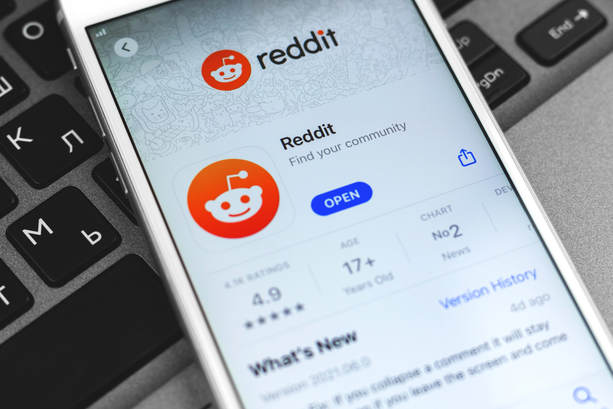 Layered concept of a diversified backlink profile with Reddit backlinks supporting editorial links